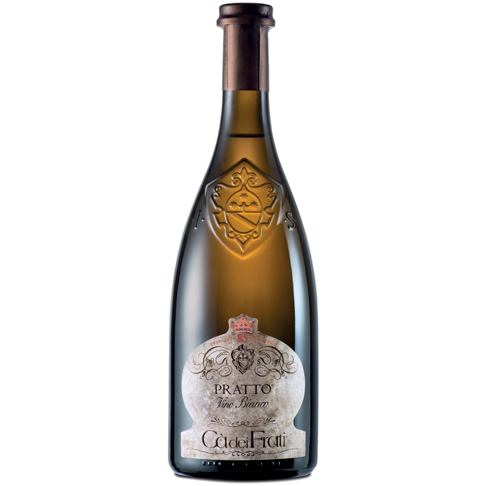 Eine Flasche „Cà dei Frati Pratto Vino Bianco IGT 2024“ mit dekorativem Etikett und geprägter Glasoberfläche – diese elegante Weißwein-Cuvée von Cà dei Frati bringt die Handwerkskunst und die Tradition ihrer Herkunft am Gardasee auf wunderschöne Weise zum Ausdruck.