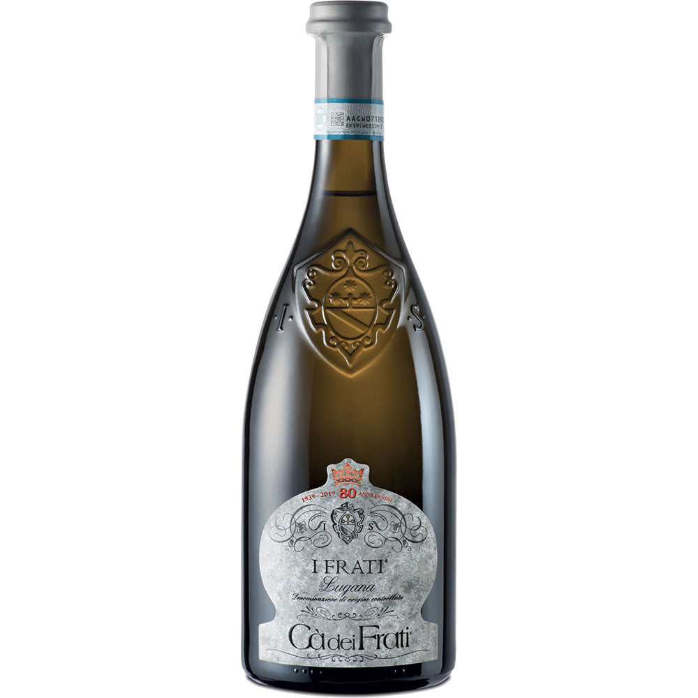 Eine Flasche Cà dei Frati I Frati Lugana DOC 2024 von Cà dei Frati, ein exquisiter italienischer Weißwein mit verschnörkeltem Etikett und elegantem, geprägtem Glasdesign.