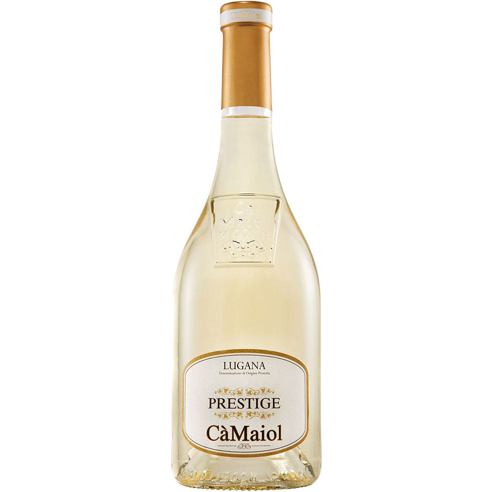 Eine Flasche Cà Maiol Prestige Lugana DOP 2025 von Cà Maiol, ein eleganter italienischer Weißwein aus der Rebsorte Trebbiano di Lugana, mit einem goldenen Folienverschluss und einem raffinierten weiß-goldenen Etikett.
