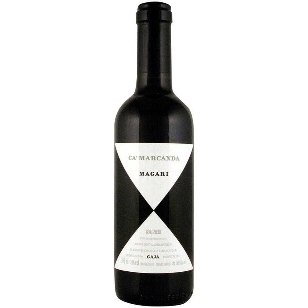 Hier ist eine überarbeitete Fassung Ihres Satzes unter Verwendung der bereitgestellten Produktdaten: Eine 0,375-Liter-Flasche Ca’Marcanda Magari Bolgheri DOC 2023, ein erlesener Rotwein von Ca’Marcanda, besticht durch ein markantes schwarz-weißes, geometrisches Etikett. Dieser Bolgheri verkörpert die Eleganz und Tiefe, die für die italienische Winzerkunst charakteristisch sind.