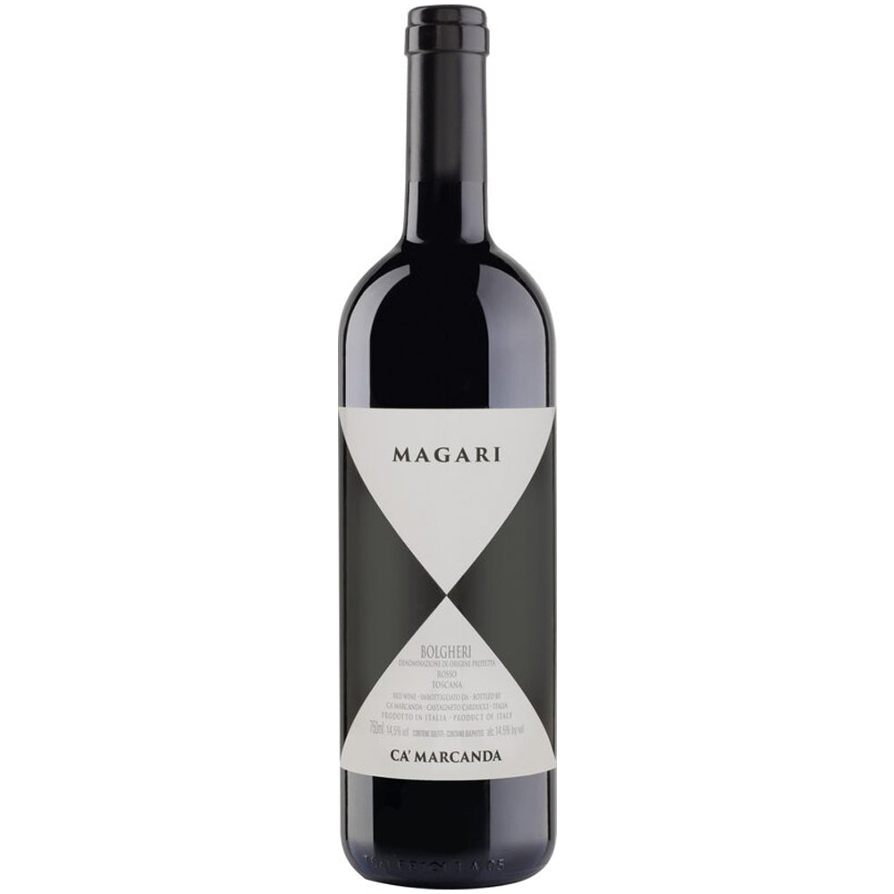 Eine Flasche Ca’Marcanda Magari Bolgheri DOC 2023 Rotwein von Ca’Marcanda, die sich durch ihr markantes schwarz-weißes, geometrisches Etikett auszeichnet, steht aufrecht vor einem weißen Hintergrund.