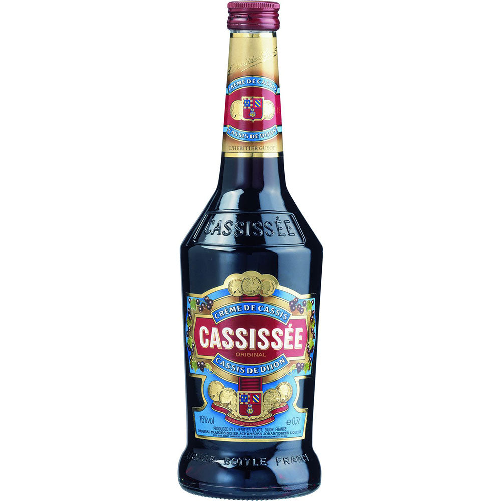 Eine 0,7-Liter-Flasche Cassissée Creme de Cassis 16% Likör mit einem blau-goldenen Etikett auf weißem Hintergrund steht für den klassischen französischen Johannisbeerlikör der Marke Cassissée.