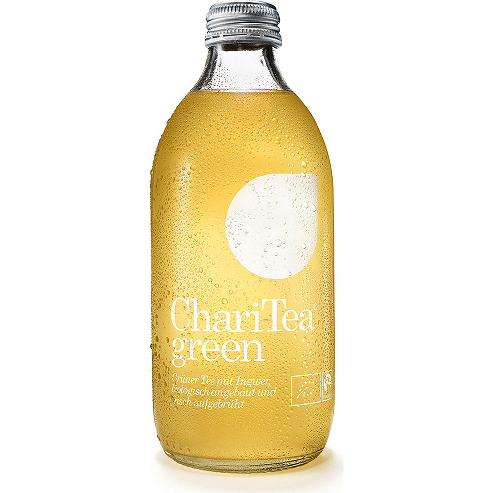 Eine Klarglasflasche ChariTea Green 20x 0,33 Liter (MEHRWEG) von ChariTea mit Kondenswasser und Silberkappe, hergestellt mit Bio-Grüntee für ein erfrischendes Fairtrade Bio-Getränkeerlebnis.