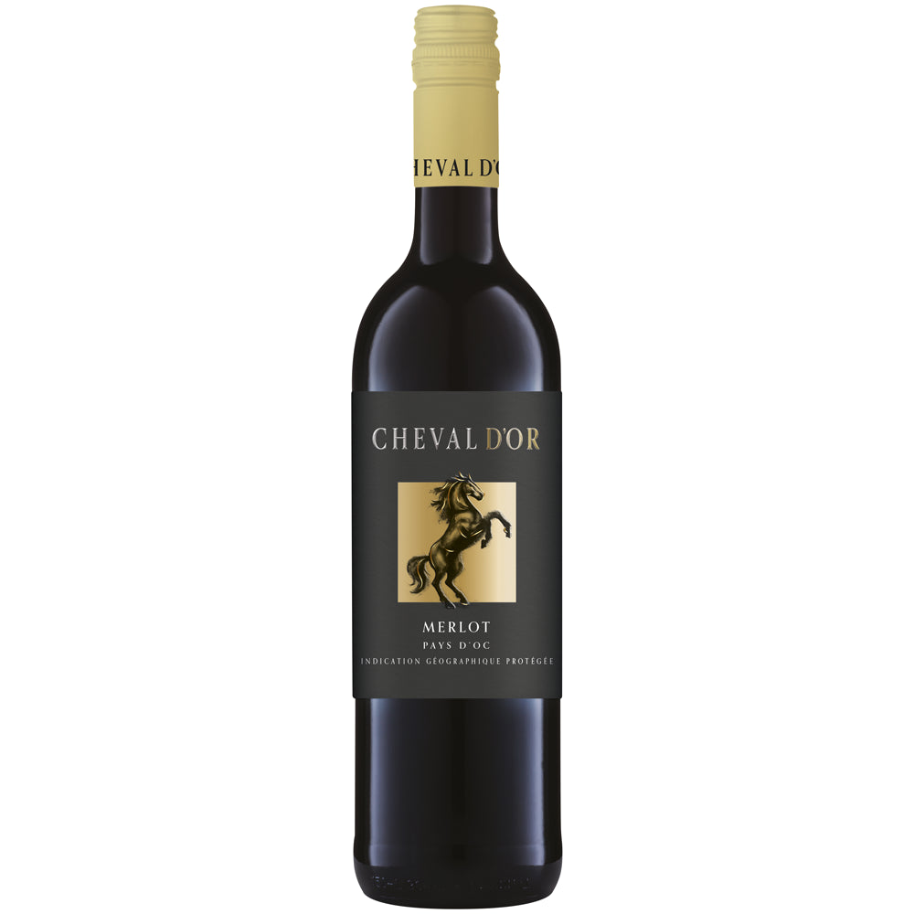Eine Flasche Cheval D’Or Merlot Pays d’Oc IGP 2023, verziert mit dem markentypischen goldenen Pferdelogo auf einem schwarzen Etikett und abgerundet durch einen gelben Verschluss, verkörpert den vollmundigen Charakter der Weine aus dem Languedoc-Roussillon. Dieser elegante Wein von Cheval D’Or eignet sich ideal für jeden Anlass.