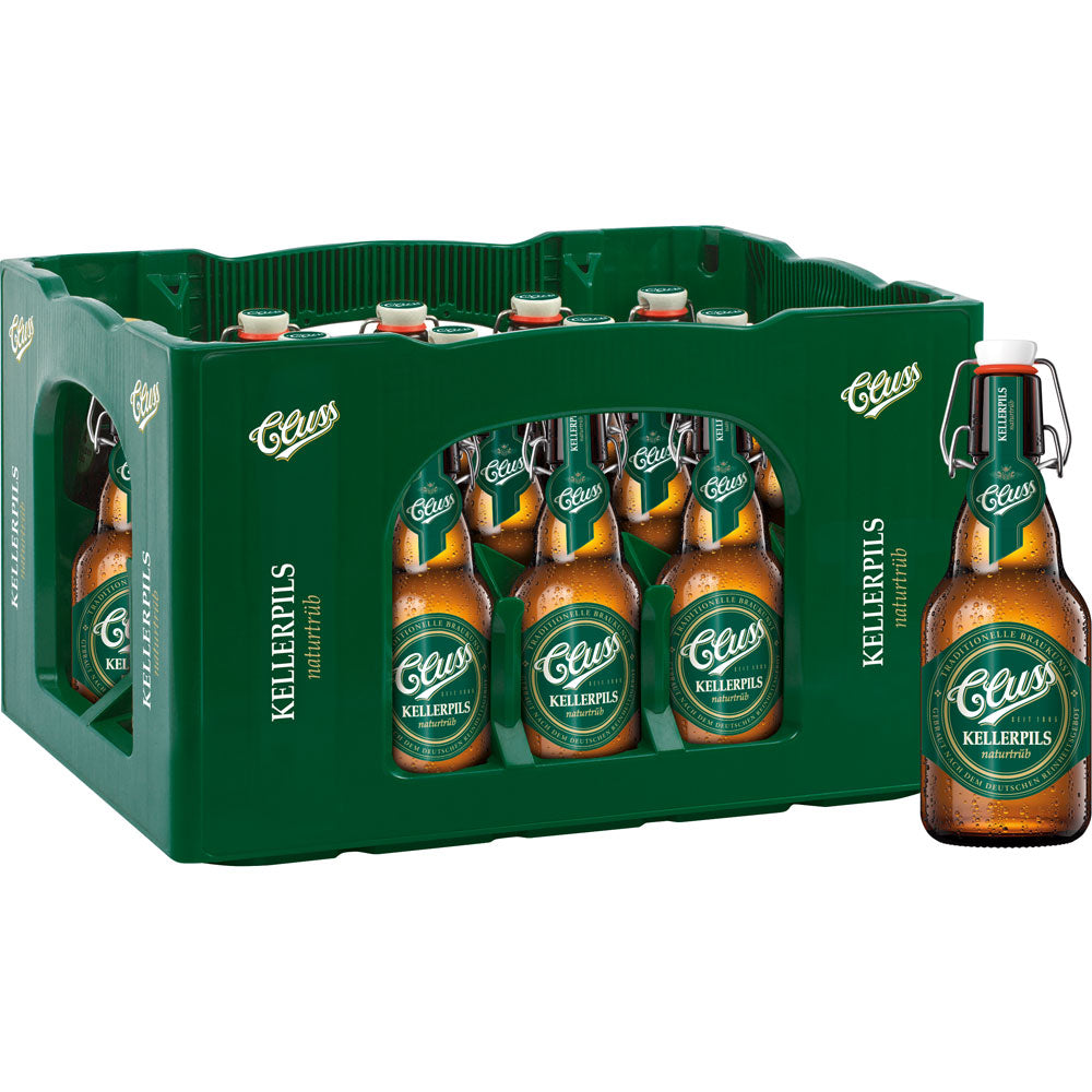 Ein grüner Kasten mit 20x 0,33 Liter (MEHRWEG) Flaschen von Cluss Kellerpils, mit einer Flasche im Vordergrund.