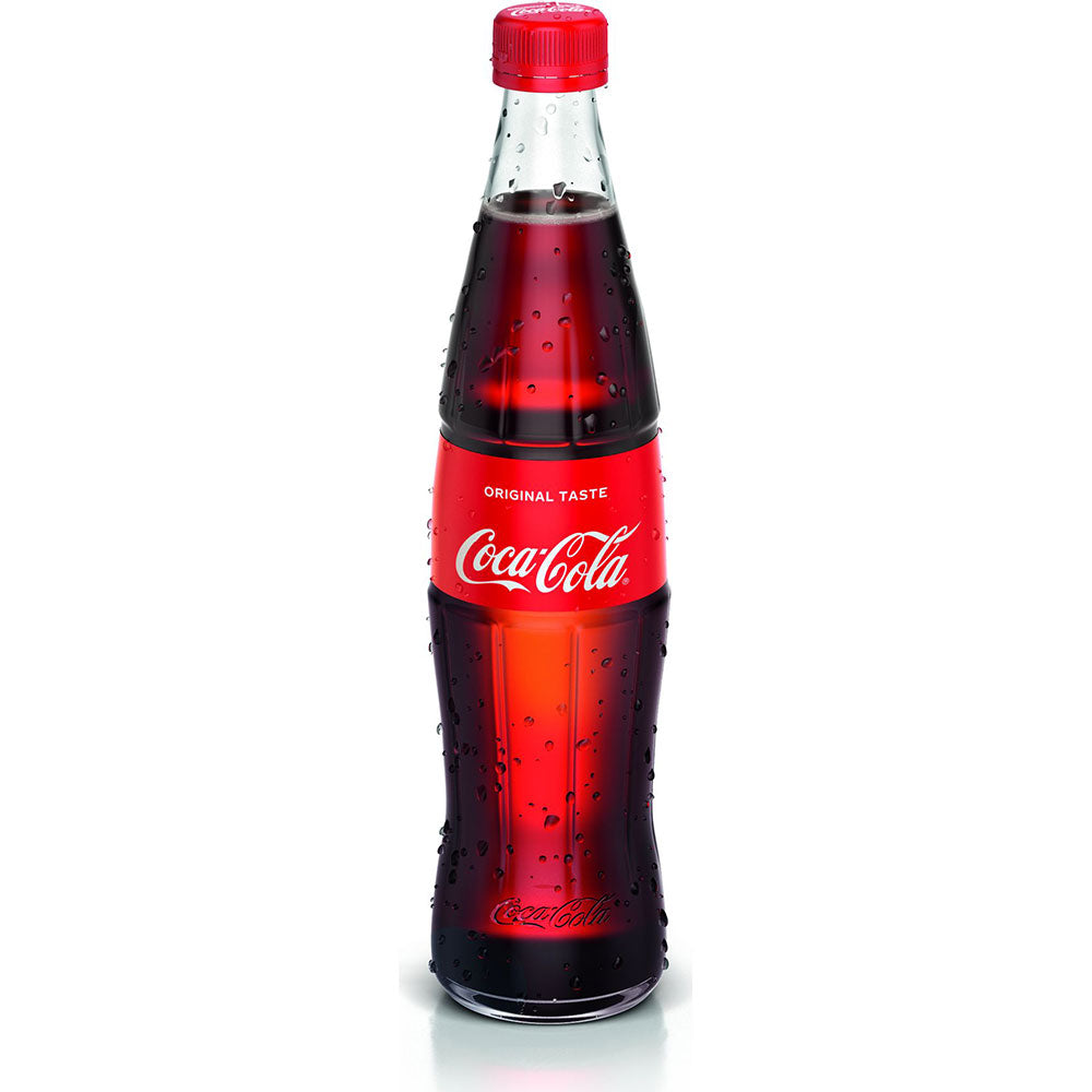 Coca-Cola Original Taste 20x0,5L (MEHRWEG) - Glasflasche mit rotem Deckel, von Kondenswasser bedeckt auf weißem Hintergrund; erfrischend im Geschmack und mit natürlichen Aromen.