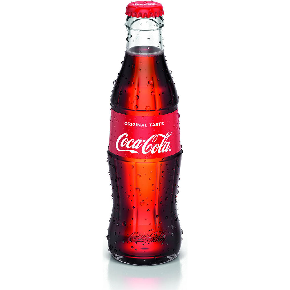 Eine klassische Coca-Cola Original Taste 0,2L Glasflasche (MEHRWEG) aus dem 24er-Pack, mit Kondenstropfen und dem kultigen roten Etikett.