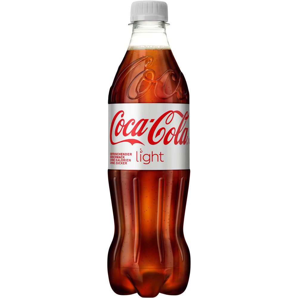 Eine Coca-Cola Light EW PET 0,5L Einwegflasche von Coca-Cola mit weißem und rotem Etikett und weißem Verschluss auf weißem Hintergrund, die einen einzigartig erfrischenden Geschmack bietet. Wird in einer Packung mit 12 Flaschen geliefert.