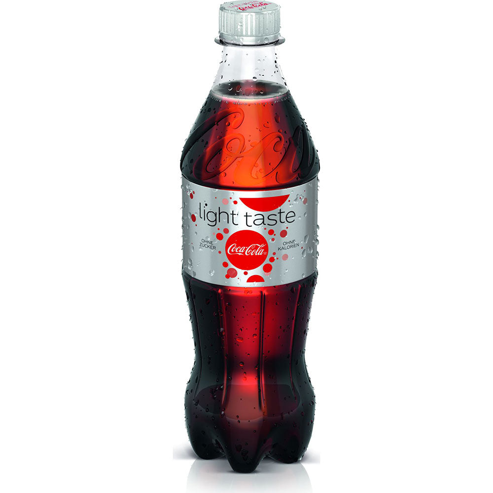 Eine 0,5L EINWEG PET-Flasche Coca-Cola Light aus dem 12er-Pack, mit silbernem Etikett - genießen Sie erfrischenden Geschmack ganz ohne Zucker.