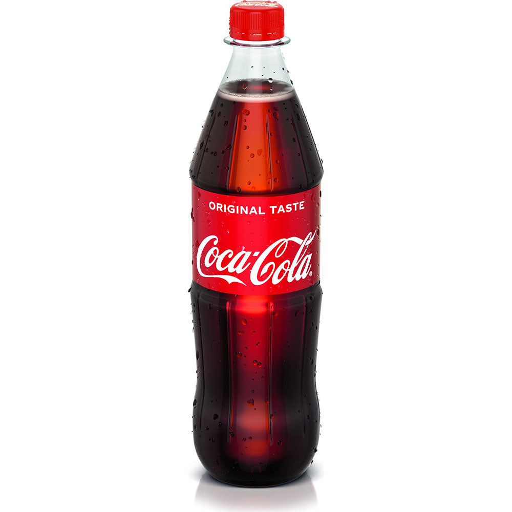 Die 1-Liter-PET-Flasche Coca-Cola Original Taste (MEHRWEG) von Coca-Cola mit rotem Etikett und Verschluss mit Kondenswassertropfen, hergestellt mit natürlichen Aromen für einen erfrischenden Geschmack.