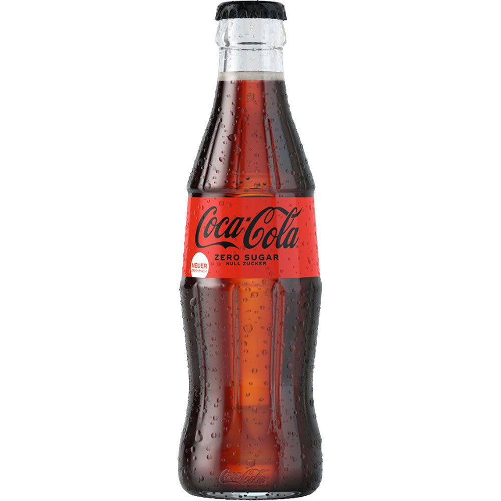 Eine Coca-Cola Zero Sugar 0,2L Glasflasche aus einem 24er-Pack (MEHRWEG), mit rotem Etikett und Kondenswasser auf der Außenseite.