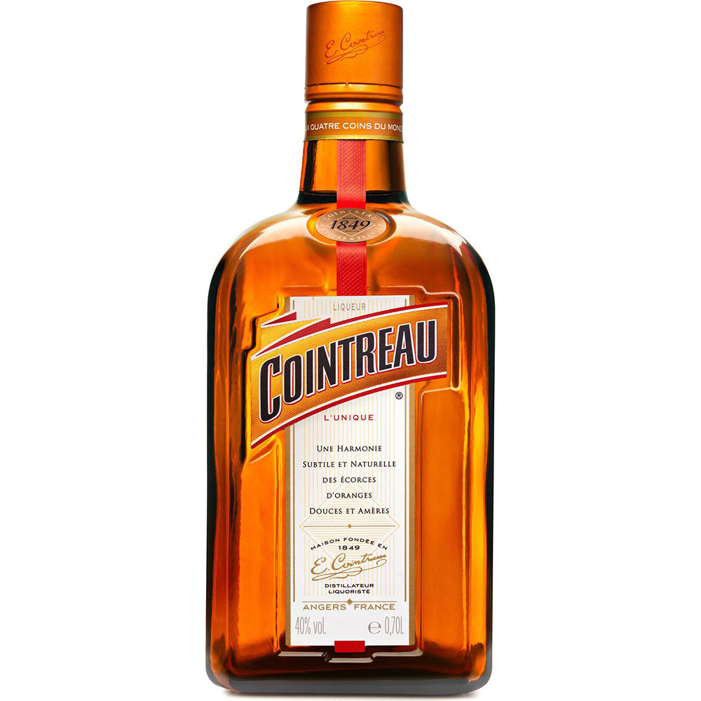 Die Cointreau 40% 0,7 Liter Flasche von Cointreau mit weißem Etikett und orangefarbener Kappe ist die perfekte Zutat für Cocktails.