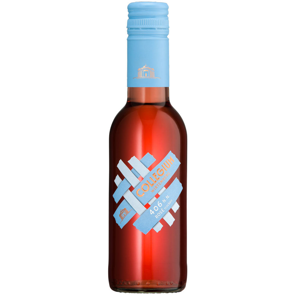 Eine 0,25-Liter-Flasche Collegium Wirtemberg 406 N.N. Rosé Cuvée trocken 2024 mit hellblauem Verschluss und diagonalem blauen "Collegium"-Etikett unterstreicht den frischen Charakter dieses württembergischen Kollektionsweins.