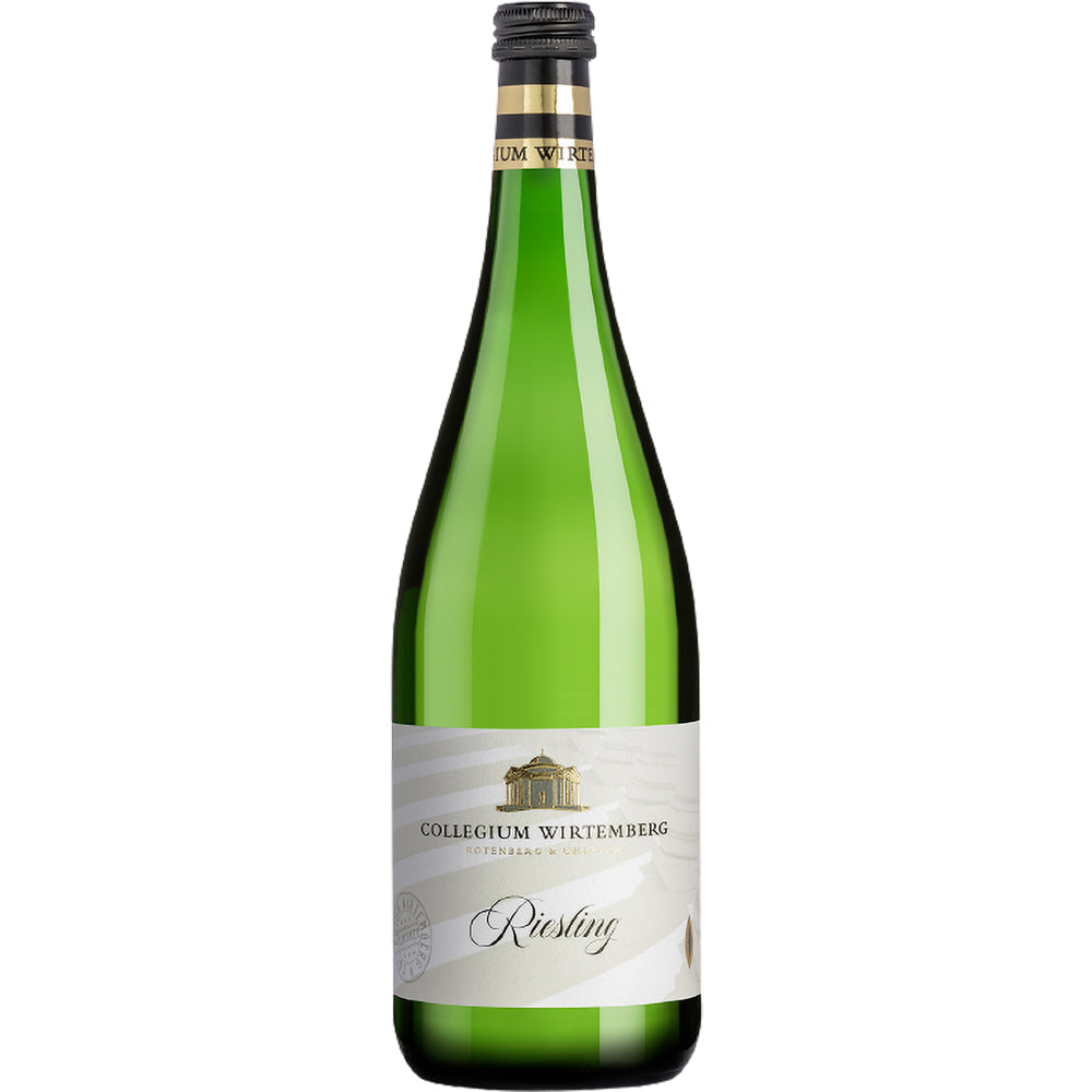 Eine grüne Flasche Collegium Wirtemberg Riesling feinherb 1L (MEHRWEG) von Collegium Wirtemberg, mit einem weiß-goldenen Etikett auf weißem Hintergrund. Verkauft in einem 12er-Pack.