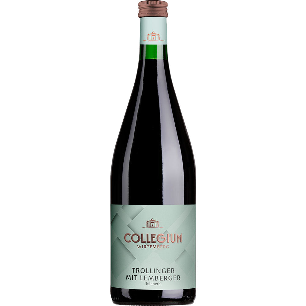Eine 1-Liter-Flasche Collegium Wirtemberg Trollinger mit Lemberger (MEHRWEG), ein württembergischer Rotwein, mit grün-weißem Etikett, erhältlich in einer 12er-Packung.
