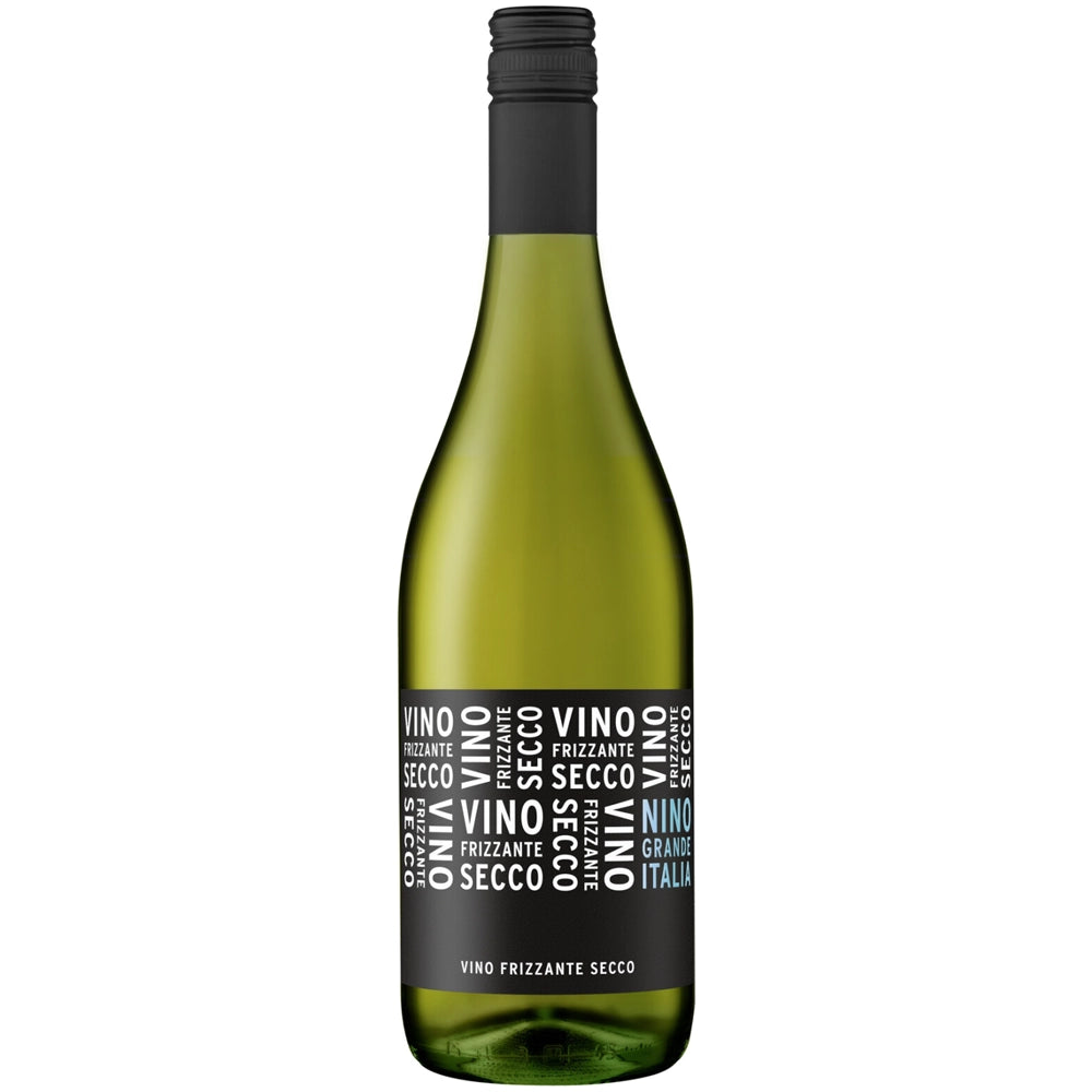 Eine grüne Weinflasche mit einem schwarzen Etikett, auf dem in weißer und blauer Schrift „Nino Grande Vino Secco Bianco Frizzante“ steht, präsentiert einen eleganten italienischen Perlwein der Marke Nino Grande, der nach der Charmat-Methode hergestellt wurde.