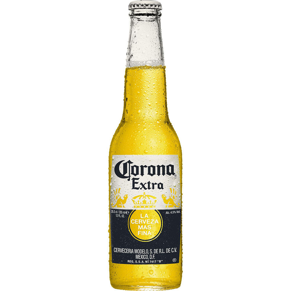 Eine gekühlte Flasche aus der Packung Corona Extra 4x6er 24x 0,355 Liter (MEHRWEG), dem kultigen Bier von Corona, auf deren Etikett Kondenswasser glitzert.