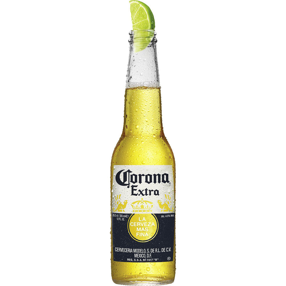 Eine gekühlte Corona Extra 4x6er 24x 0,355 Liter (MEHRWEG) Flasche der Marke Corona, serviert mit einer Limettenspalte und auf dem Glas glitzernden Tröpfchen.