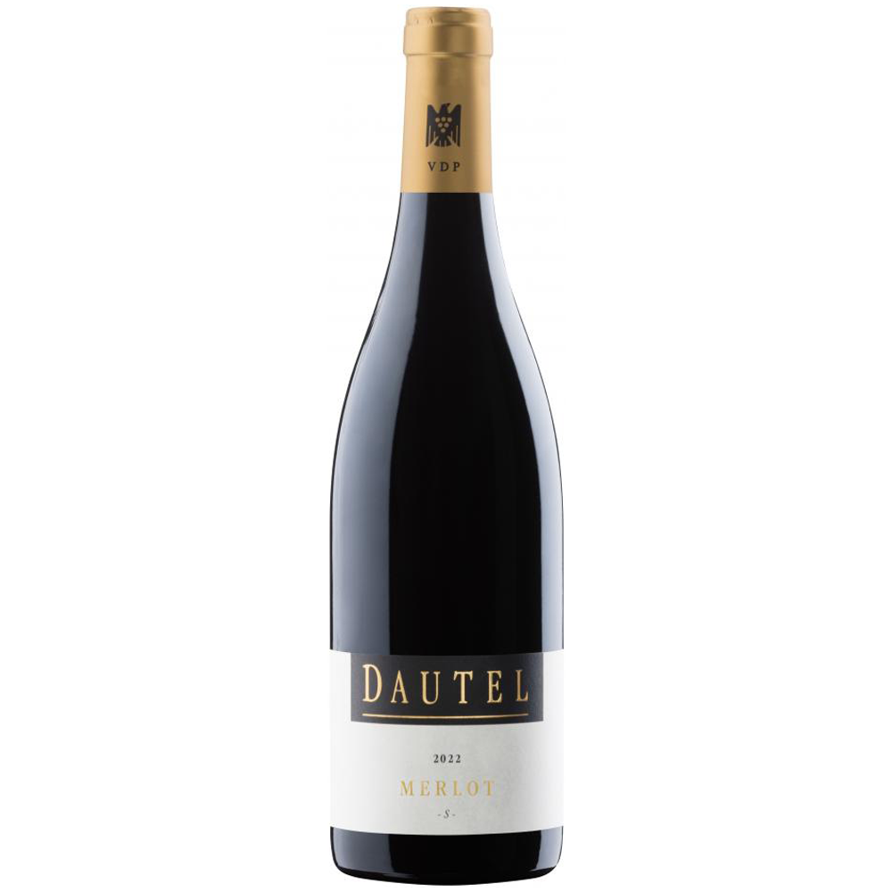 Eine Flasche Dautel Merlot S trocken 2022 vom Weingut Dautel, ein deutscher Rotwein mit goldener Kapsel und weißem Etikett auf schlichtem Hintergrund. Im Barrique gereift.