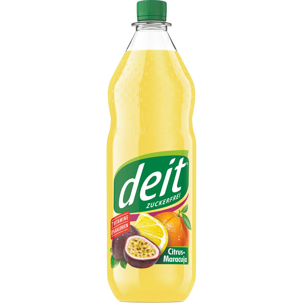 Deit Citrus Maracuja PET 12x1L (MEHRWEG), eine zuckerfreie Limonade von Deit, ist mit Passionsfrucht- und Orangenmotiven auf dem Etikett versehen.