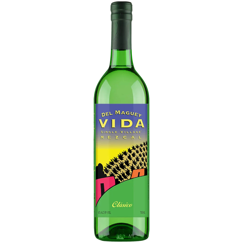 Eine grüne Flasche „Del Maguey Vida Clasico Mezcal 42 %“, 0,7 Liter, mit einem farbenfrohen Etikett, auf dem Espadín-Agaven und malerische Häuser abgebildet sind.