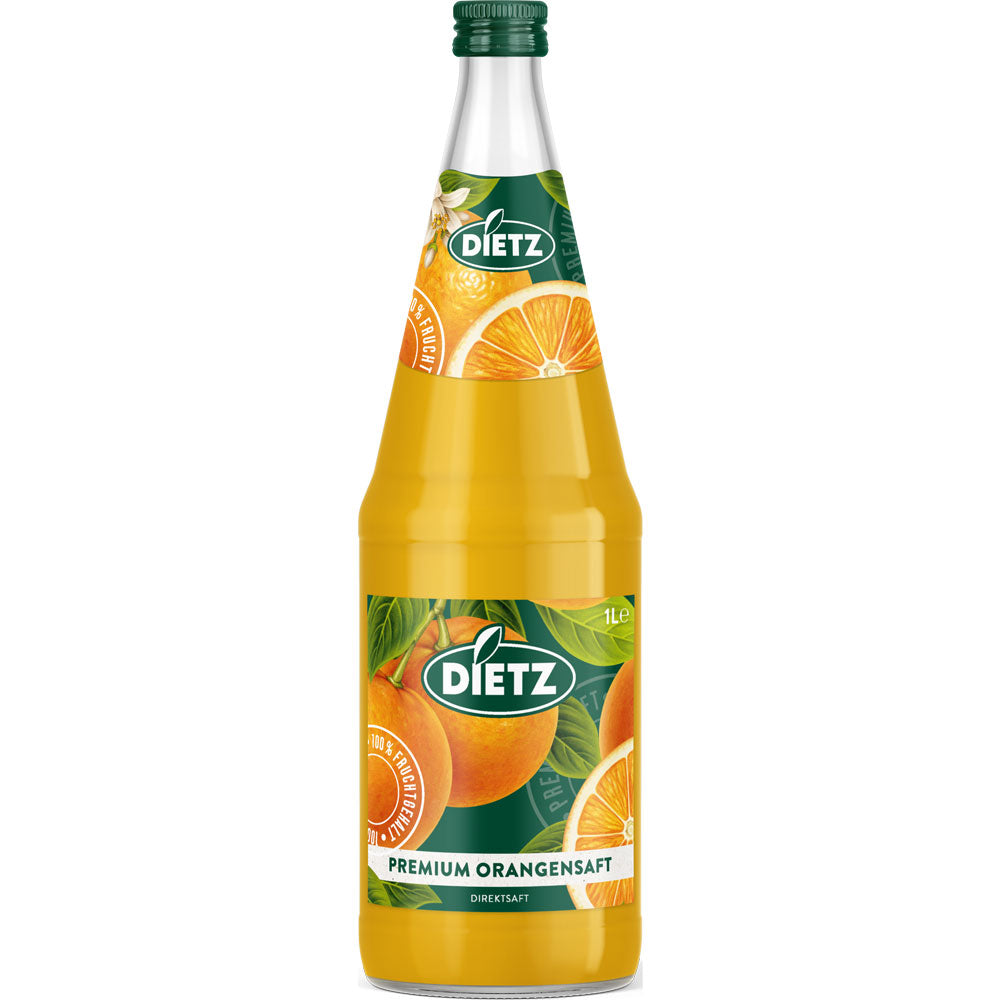Eine 1,0-Liter-Flasche Dietz Orangensaft Premium (MEHRWEG) ist mit Orangenmotiven versehen und hebt den Direktsaft Orangen und den hohen Vitamin-C-Gehalt hervor.