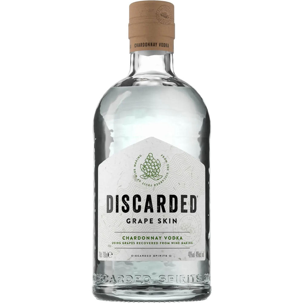 Eine klare Flasche Discarded Spirits Grape Skin Chardonnay Vodka 40% (0.7L) mit beigem Verschluss und weißem, strukturiertem Etikett, hergestellt aus Chardonnay-Traubenschalen für eine Zero-Waste-Spirituose.