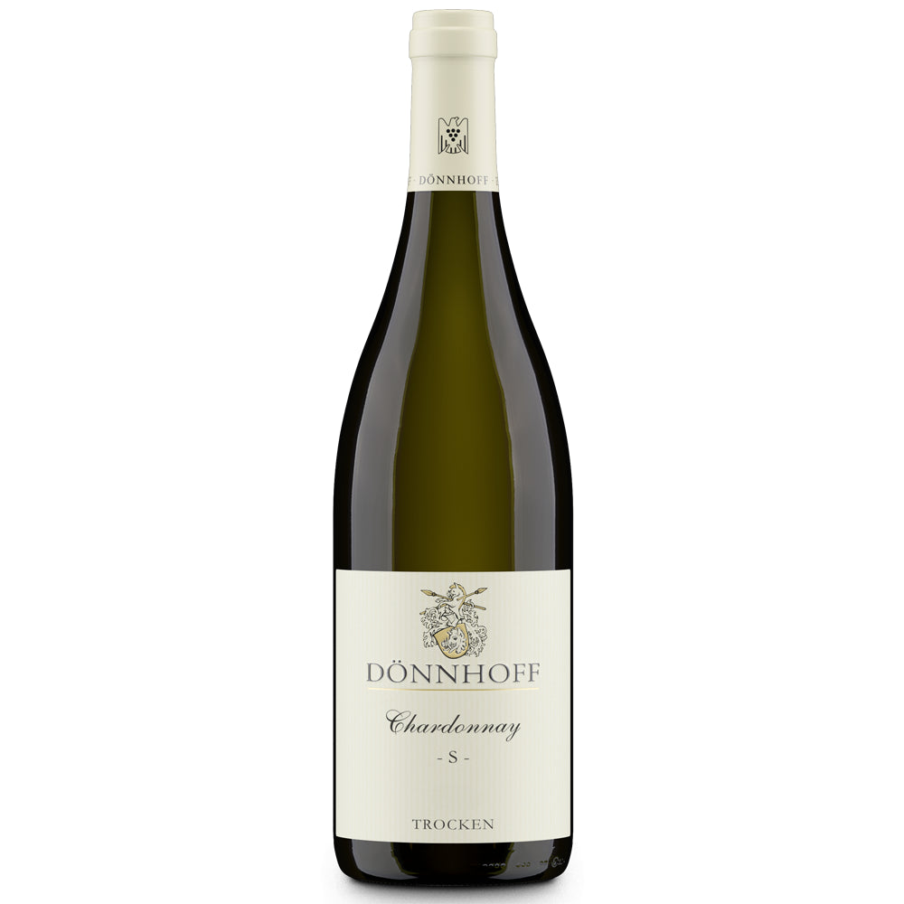 Eine Flasche „Weingut Dönnhoff Chardonnay -S- trocken 2022“, ein erlesener deutscher Weißwein aus der Nahe-Region, mit weißem Etikett und cremefarbenem Verschluss.