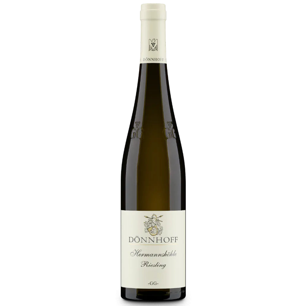 Eine Flasche „Weingut Dönnhoff Riesling Hermannshöhle GG trocken 2023“ mit weißem Etikett und cremefarbenem Verschluss unterstreicht die Eleganz und den Charakter, die den Nahe-Riesling auszeichnen.