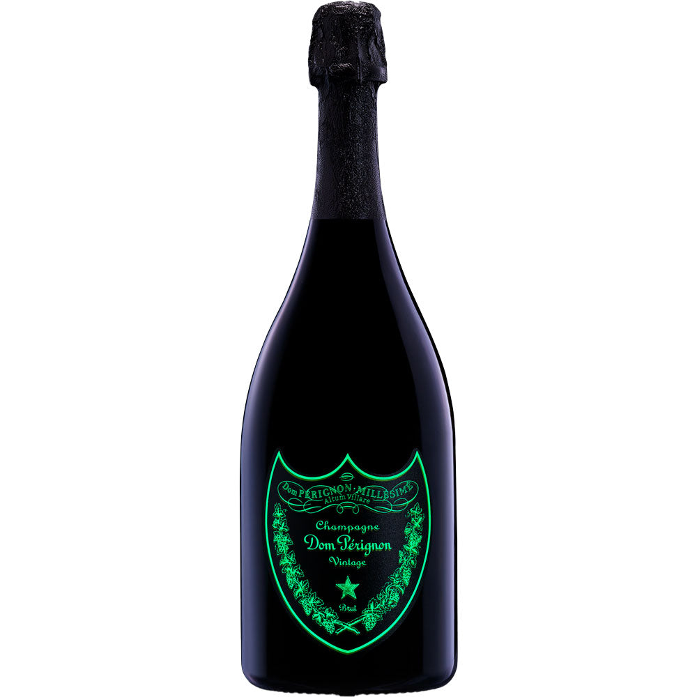 Eine dunkle Champagnerflasche Dom Pérignon Vintage Luminous Label 0,75 Liter mit einem leuchtend grünen Etikett hebt sich vor einem weißen Hintergrund ab.