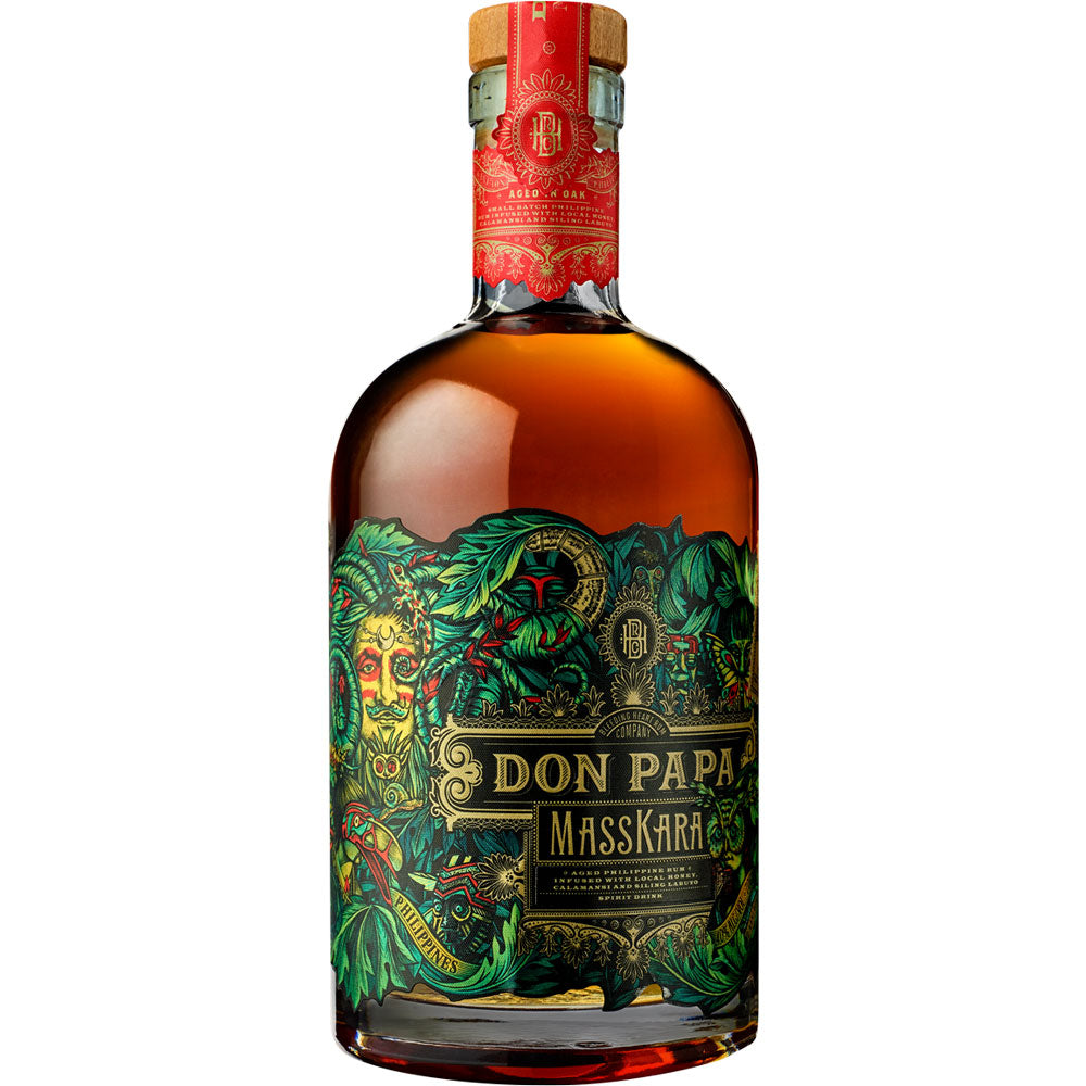 Don Papa Masskara Rum 40% 0,7 Liter von Don Papa Rum zeichnet sich durch ein kunstvolles, farbenfrohes Etikett mit Gesichtern und tropischen Motiven aus, was diesen unverwechselbaren philippinischen Rum zu einem echten Hingucker macht.