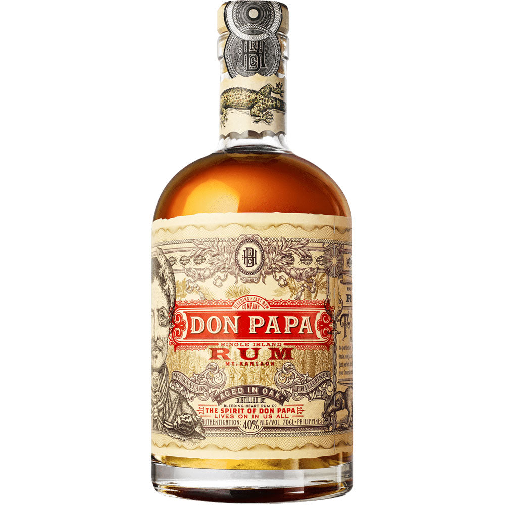 Eine 0,7-Liter-Flasche Don Papa Rum 7 Jahre (40%), ein philippinischer Rum von Don Papa Rum, mit einem verzierten Etikett im Vintage-Stil und goldenen Akzenten.