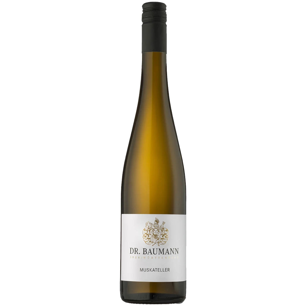 Eine braune Flasche „Schloss Affaltrach Dr. Baumann Muskateller trocken 2022“ mit weißem Etikett und schwarzem Schraubverschluss – dieser fruchtbetonte Weißwein verzaubert die Sinne mit seinem frischen und aromatischen Charakter.