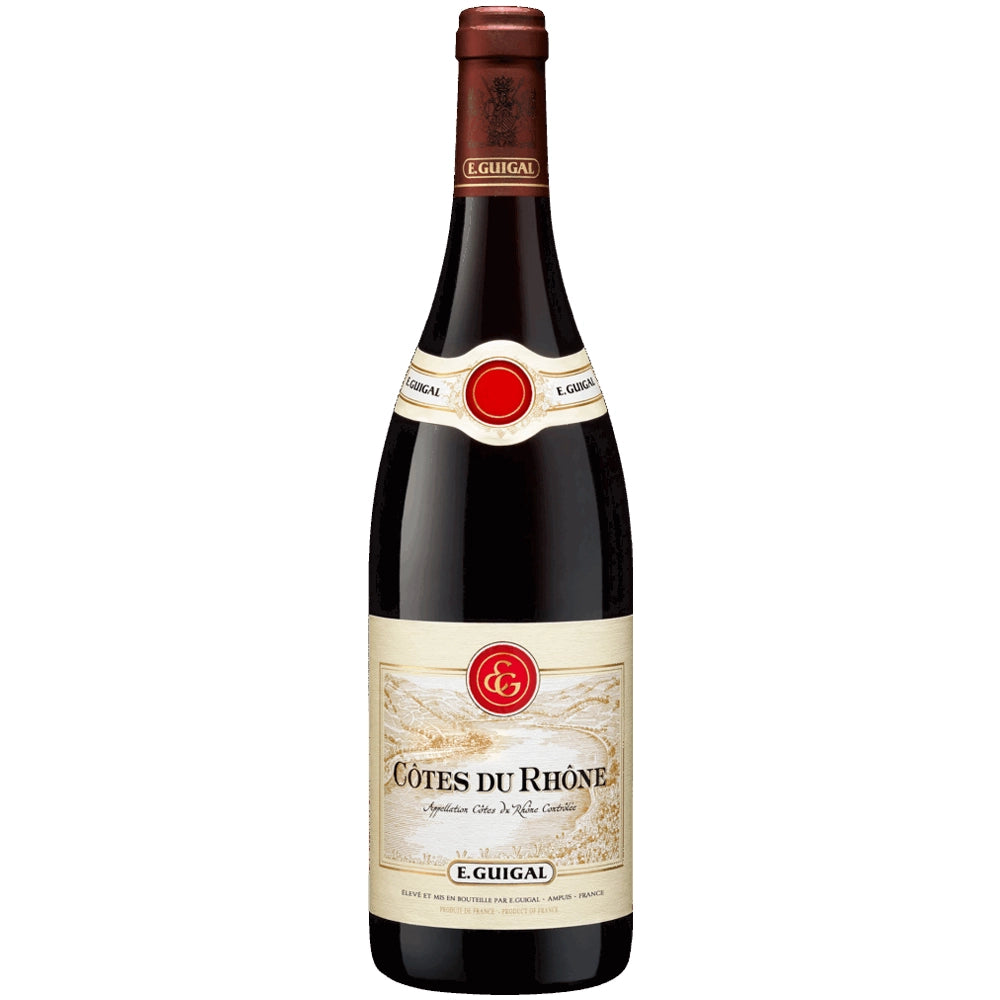 Eine Flasche E. Guigal Côtes du Rhône Rouge AOC 2022 Rotwein von E. Guigal mit einem cremefarbenen Etikett mit roten Akzenten auf weißem Hintergrund. Diese klassische Cuvée ist für ihren lebhaften Charakter bekannt und wird überwiegend aus Syrah-Trauben gekeltert.