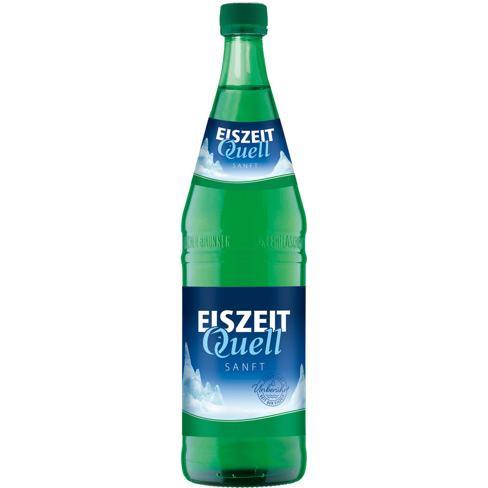 Eine grüne Glasflasche von Eiszeitquell Sanft Mineralwasser (MEHRWEG) 0,75L mit einem blau-weißen Etikett.