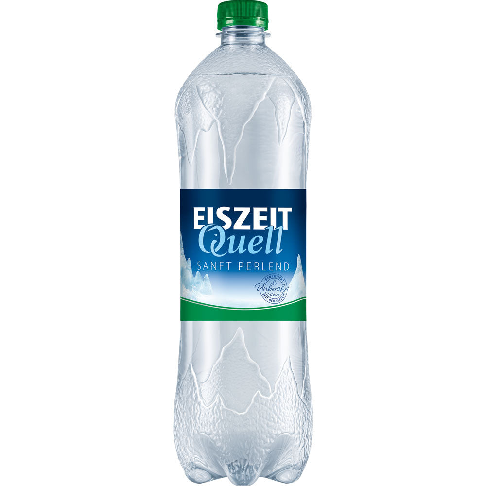 Eiszeitquell Sanft Perlend 9x1L (Einweg): Transparente Kunststoffflaschen mit grünem Deckel und blauem Etikett, enthalten erfrischendes Wasser mit wenig Kohlensäure.