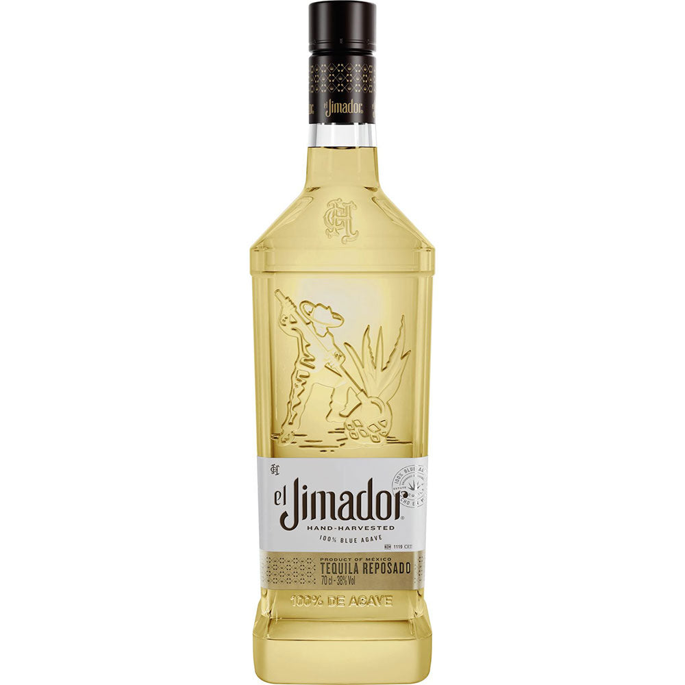 Eine 0,7-Liter-Flasche El Jimador Reposado Tequila 38%, hergestellt aus 100% blauer Agave, hat eine goldene Farbe und ein geprägtes Agavenmuster auf dem Glas.