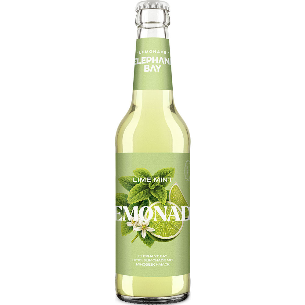 Die 0,33-Liter-Glasflasche Elephant Bay Lemonade Lime Mint (MEHRWEG) zeigt auf ihrem leuchtend grünen Etikett Limetten- und Minzblätter.