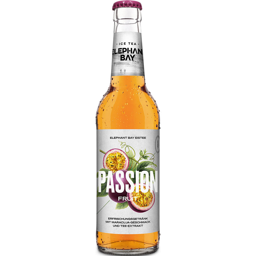 Eine 0,33L Flasche Elephant Bay Passionfruit Eistee (MEHRWEG), mit einem Etikett mit Passionsfrüchten, Kondenstropfen und natürlichen Passionsfruchtaromen. Packung mit 20 Stück. Marke: Elephant Bay.