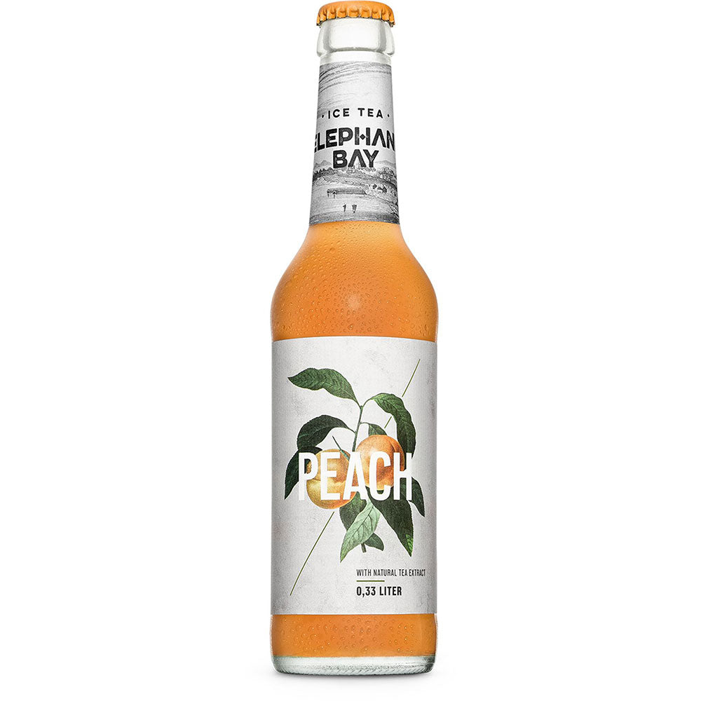 Eine 0,33-Liter-Flasche Elephant Bay Peach Eistee (20er-Pack MEHRWEG) mit einem weißen Etikett mit Pfirsich-Illustration, das den erfrischenden, veganen Pfirsich-Geschmack hervorhebt, auf weißem Hintergrund.