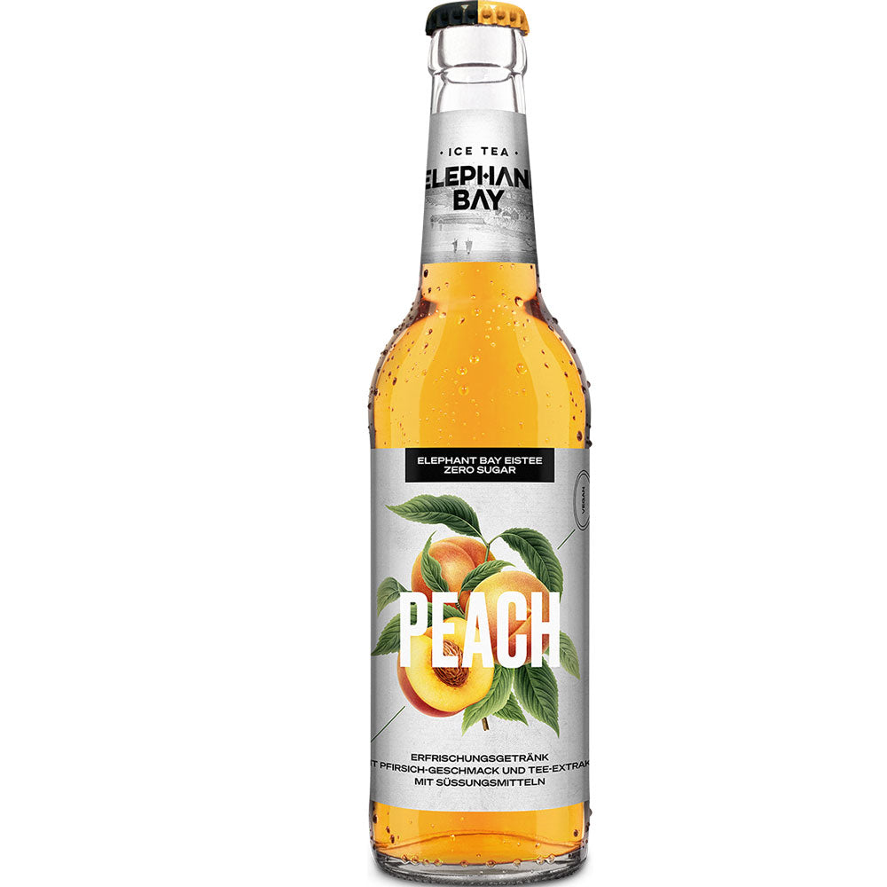 Eine Flasche Elephant Bay Peach Eistee Zero Sugar 20x 0,33 Liter (MEHRWEG) mit Pfirsichdesign und Kondenswasser, die den erfrischenden Pfirsichgeschmack und zuckerfreien Eisteegenuss von Elephant Bay präsentiert.