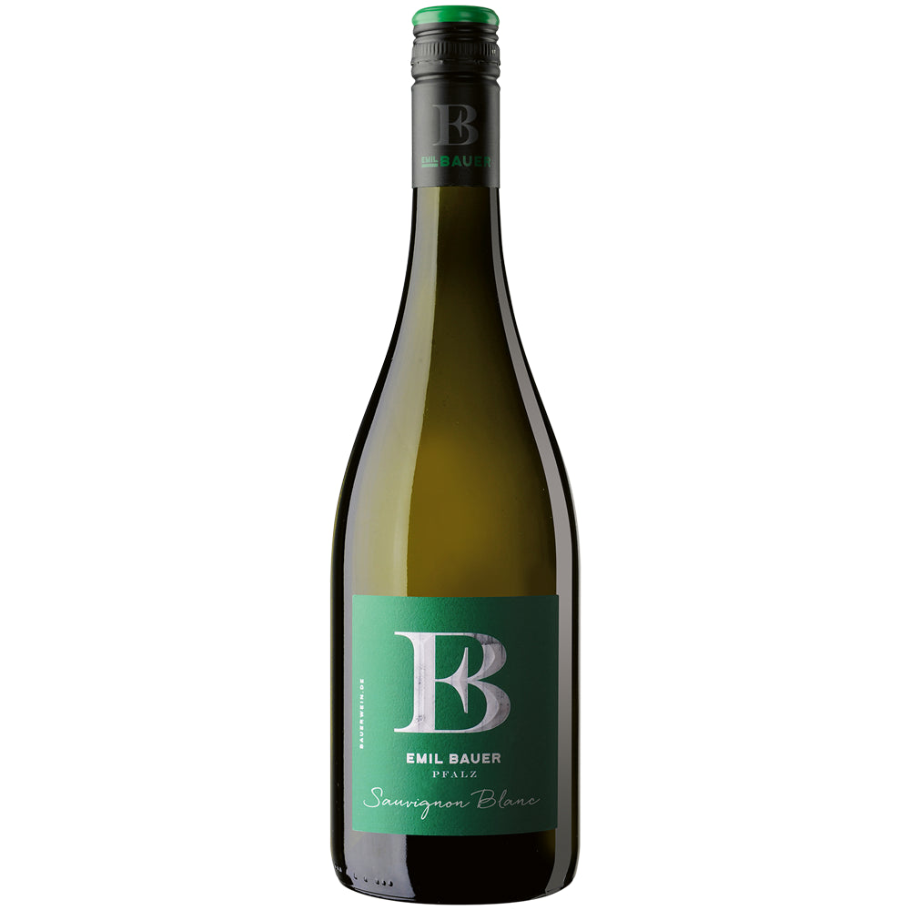 Eine grüne Flasche mit dem Wein „Emil Bauer Bundschuh Sauvignon Blanc trocken 2024“ mit einem grün-silbernen Etikett auf weißem Hintergrund.