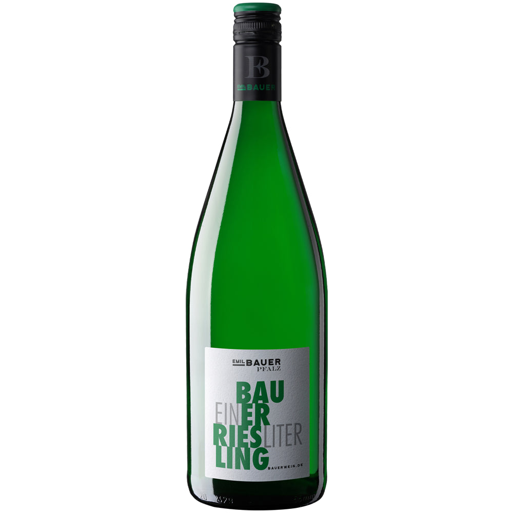 Eine grüne Flasche „Emil Bauer Riesling Ein Liter trocken 2024“ mit einem weißen Etikett und moderner, grün-grauer Beschriftung – dieser Wein von Emil Bauer unterstreicht den lebendigen Charakter des Pfälzer Rieslings.