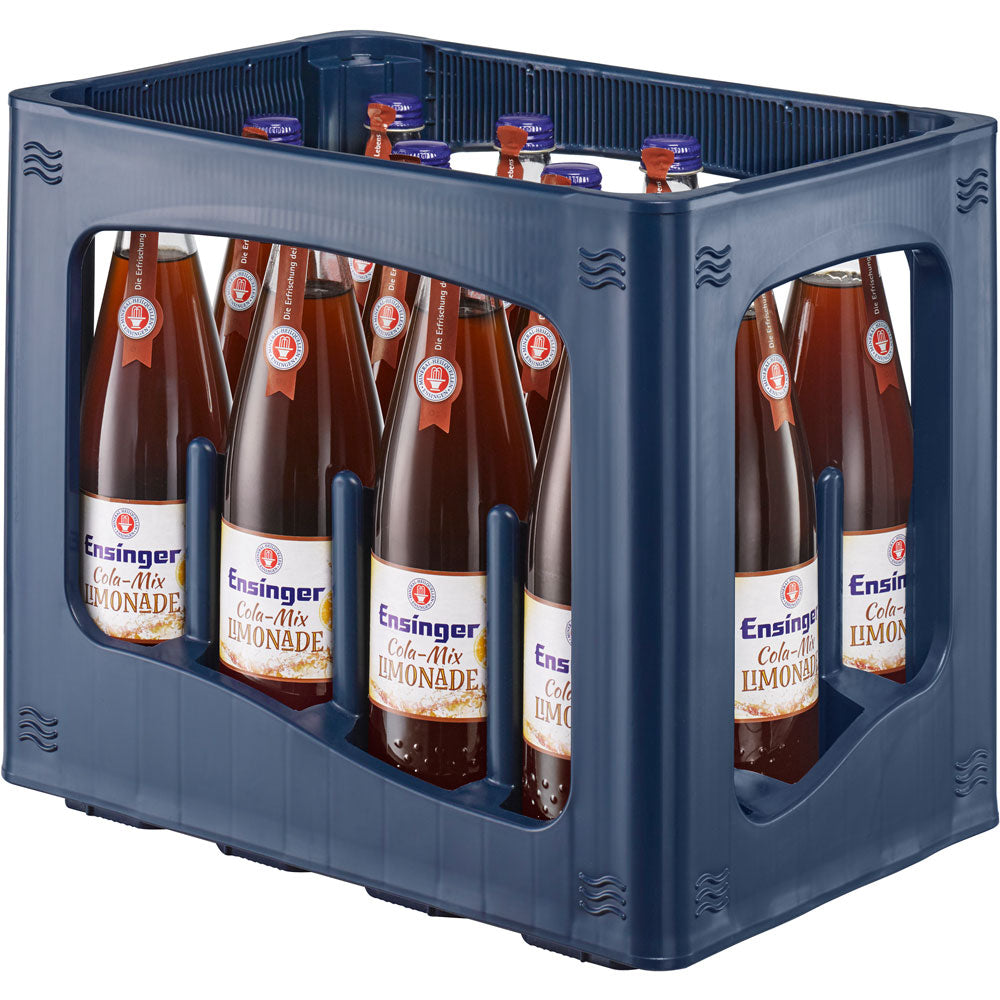 Eine blaue Kiste mit 12 wiederverwendbaren 0,75-Liter-Flaschen Ensinger Cola-Mix, ein leckeres Cola-Orange-Erfrischungsgetränk mit Orangensaft - ideal für eine vegane Ernährung.
