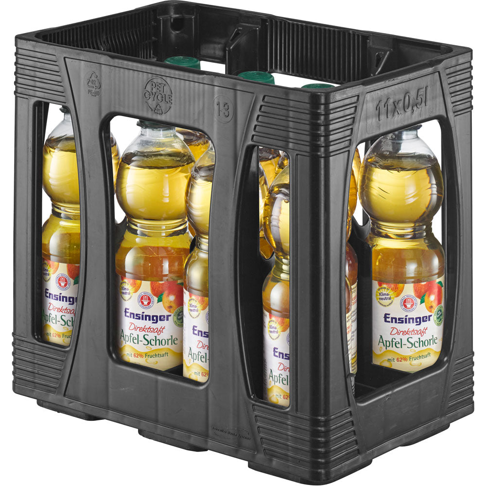 Schwarze Kiste mit Flaschen der Ensinger Direkt Apfelschorle PET 11x0,5L (EINWEG), einem prickelnden Apfelsaftgetränk aus veganem Direktsaft von Ensinger.