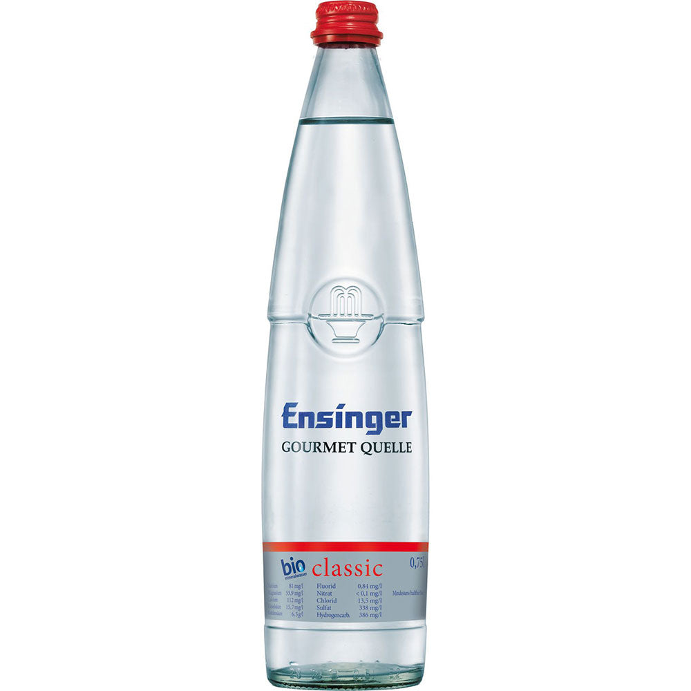 Eine 0,75 l Glasflasche Ensinger Gourmet BIO Classic Mineralwasser mit blauem Etikett und rotem Verschluss.