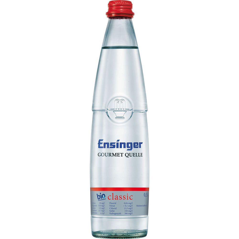 Eine Klarglasflasche Ensinger Gourmet BIO Classic 0,5L (MEHRWEG) Mineralwasser mit rotem Verschluss, Premiumqualität von Ensinger, Deutschland.