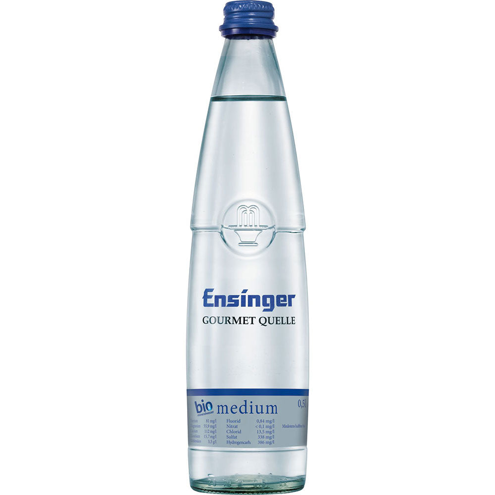 Eine 0,5-Liter-Glasflasche Ensinger Gourmet BIO Medium Mineralwasser mit blauem Verschluss und Etikett der Marke Ensinger.