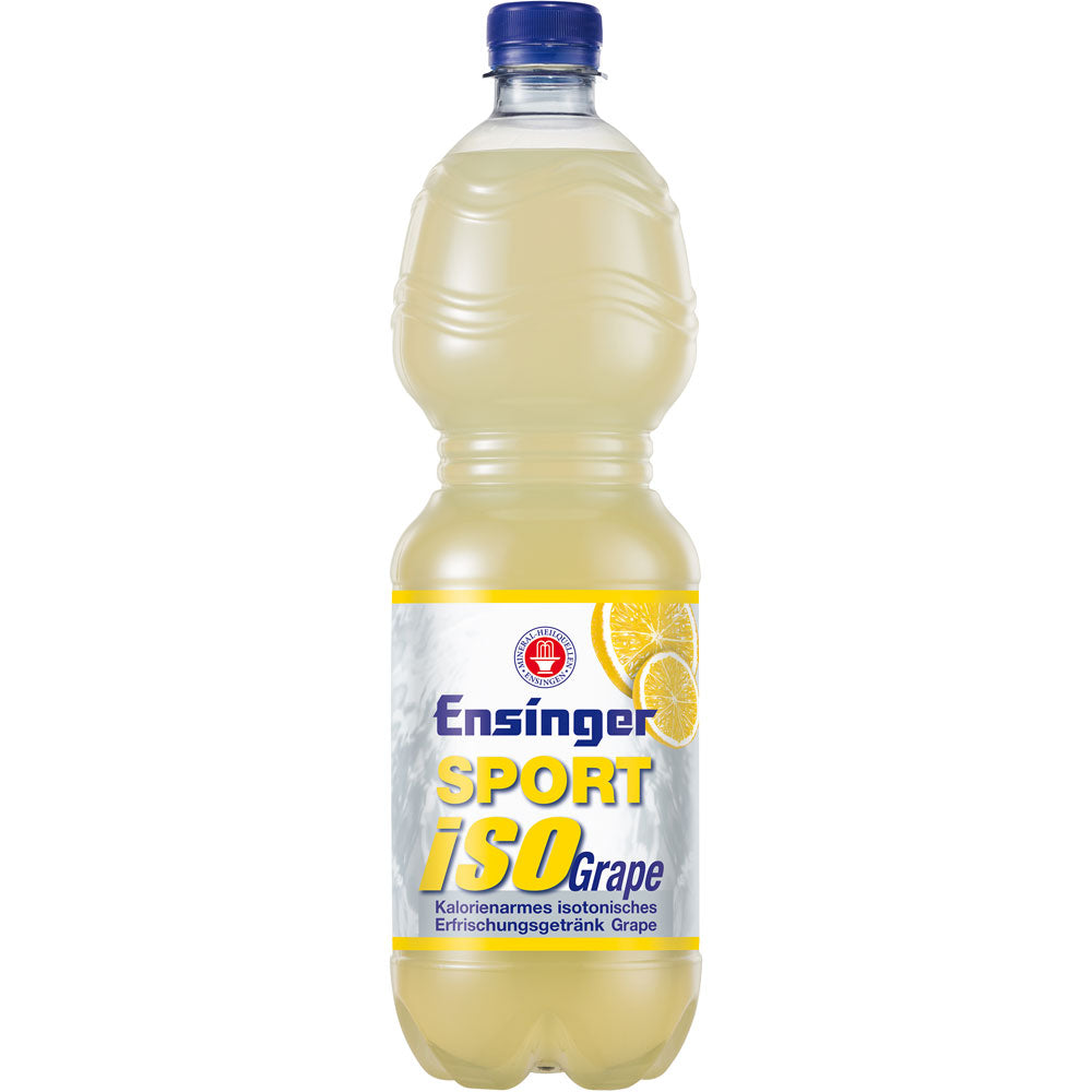 Ensinger Sport Iso Grape PET 9x1L (MEHRWEG) von Ensinger ist ein isotonisches Erfrischungsgetränk mit Zitronenscheiben auf dem Etikett - ideal für alle, die Wert auf vegane Ernährung legen.