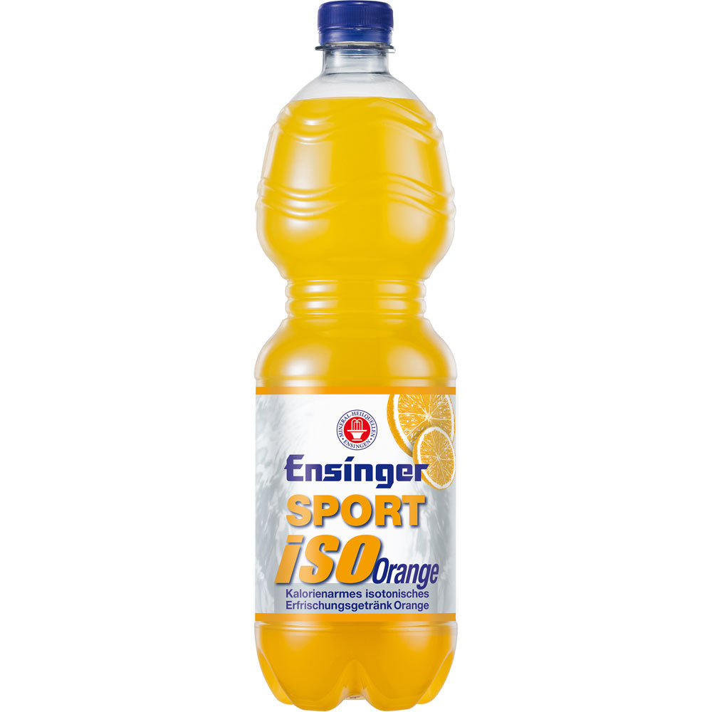 Eine Flasche Ensinger Sport Iso Orange PET 1L (Mehrweg) von Ensinger, mit Orangengeschmack und Orangenscheiben auf dem Etikett.